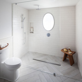 Exemple d'une salle d'eau tendance de taille moyenne avec un placard à porte plane, des portes de placard grises, une douche à l'italienne, un WC à poser, un carrelage blanc, des carreaux de céramique, un mur gris, un sol en carrelage de céramique, un lavabo encastré, un plan de toilette en onyx, un sol gris et aucune cabine.