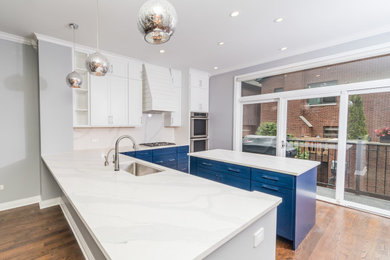 Example of a mid-sized trendy l-shaped medium tone wood floor and brown floor eat-in kitchen design in Chicago with a single-bowl sink, quartzite countertops, white backsplash, quartz backsplash, stainless steel appliances and white countertops