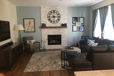 Example of a country living room design in Burlington
