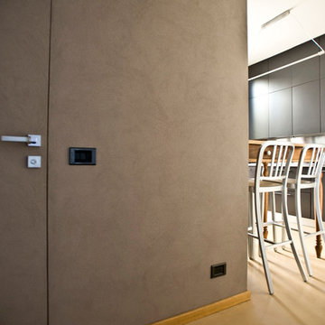Cucina antracite con tavolo antico