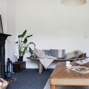 Foto på ett mellanstort funkis separat vardagsrum, med vita väggar, heltäckningsmatta och blått golv