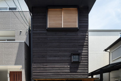 Foto de fachada de casa negra y gris pequeña de tres plantas con revestimiento de madera, tejado a dos aguas, tejado de metal y tablilla