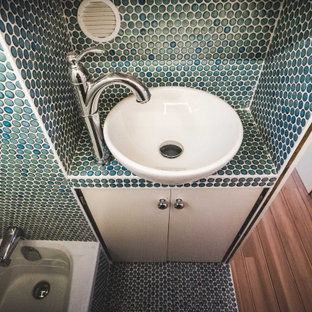 75+ Badezimmer mit türkisem Boden und eingebautem Waschtisch Ideen