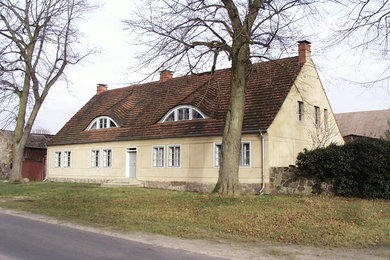 Mittelgroßes, Zweistöckiges Haus mit Satteldach in Berlin