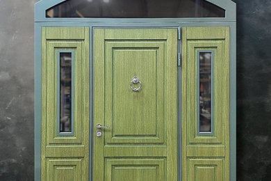 Зеленая дверь из массива с аркой