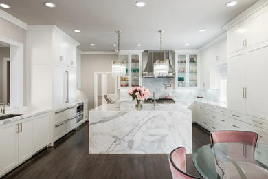 Large trendy l-shaped dark wood floor and brown floor kitchen photo in Dallas with an undermount sink, shaker cabinets, white cabinets, quartzite countertops, white backsplash, stone slab backsplash, stainless steel appliances, an island and white countertops
