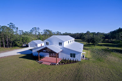 Example of a farmhouse home design design in Orlando