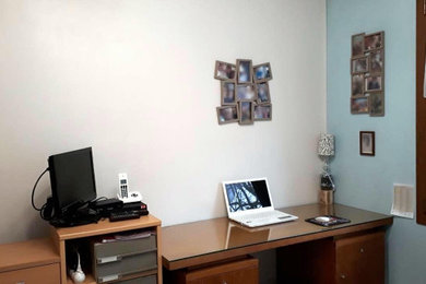 Foto de despacho tradicional con paredes beige, suelo de linóleo y escritorio independiente