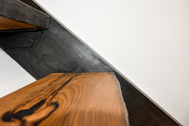 Ejemplo de escalera recta urbana grande con escalones de madera