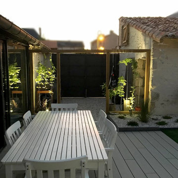 Aménagement d'un jardin avec terrasse bois et gazon synthètique