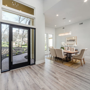 サクラメントの中サイズのモダンスタイルのLDKの画像 (白い壁、淡色無垢フローリング、暖炉なし、ベージュの床)