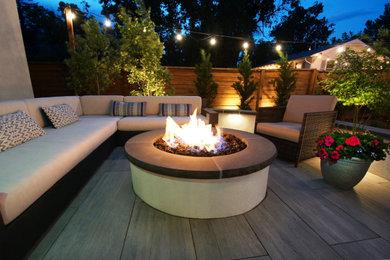 Design ideas for a mid-sized contemporary backyard landscaping.