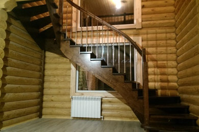 Идея дизайна: п-образная лестница среднего размера в стиле неоклассика (современная классика) с деревянными ступенями и перилами из смешанных материалов