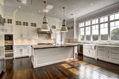 Kitchen - traditional kitchen idea in New York