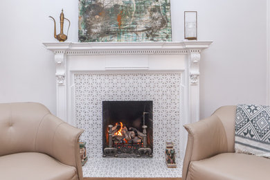 アトランタにある低価格の小さなトランジショナルスタイルのおしゃれなリビング (白い壁、淡色無垢フローリング、標準型暖炉、タイルの暖炉まわり、テレビなし、ベージュの床) の写真