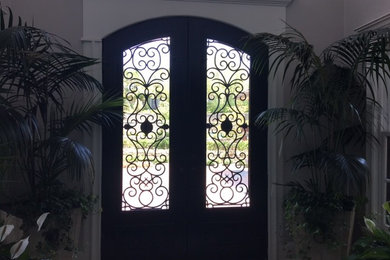 Example of a transitional entryway design in Dallas