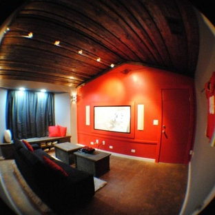 Idée de décoration pour une salle de cinéma minimaliste de taille moyenne et fermée avec un mur rouge, un sol en liège et un écran de projection.