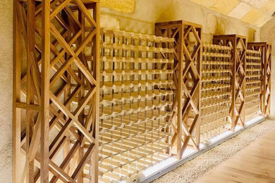Inspiration for a traditional wine cellar in Bordeaux.