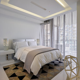 Inspiration pour une très grande chambre parentale design avec un mur beige et un sol en marbre.