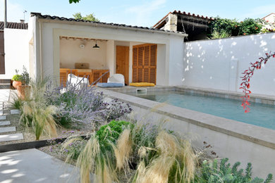 This is an example of a contemporary pool in Marseille.