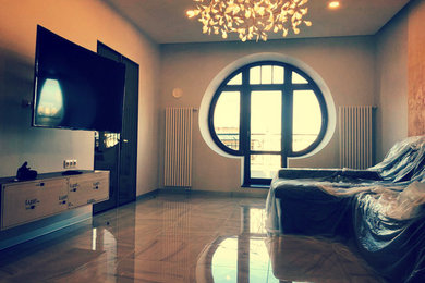 Стильный дизайн: изолированная гостиная комната среднего размера в стиле неоклассика (современная классика) с разноцветными стенами, полом из керамической плитки, телевизором на стене и белым полом - последний тренд