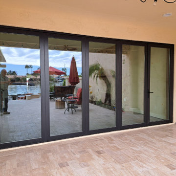 PANORAMIC DOOR WITH SCREEN ON THE LAKE