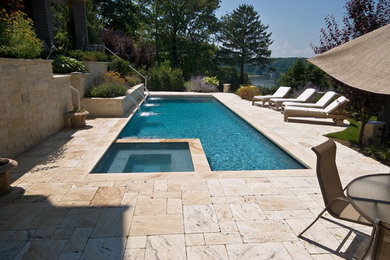 Cette image montre un petit couloir de nage arrière design rectangle avec des pavés en pierre naturelle et un bain bouillonnant.