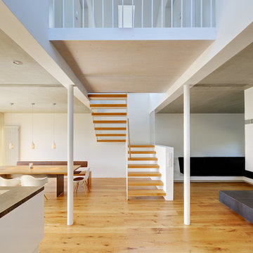 Neubau eines Ferienhauses mit Holzfassade und hellem Lichtband am Meer