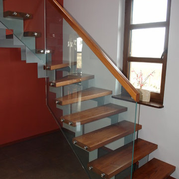 1/4gewendelte moderne Treppe aus Metall mit Handlauf aus Glass