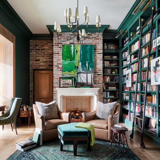 Réalisation d'un grand bureau tradition avec un mur vert, un sol en bois brun, une cheminée standard, un manteau de cheminée en pierre de parement, un bureau indépendant, un sol marron et un mur en parement de brique.