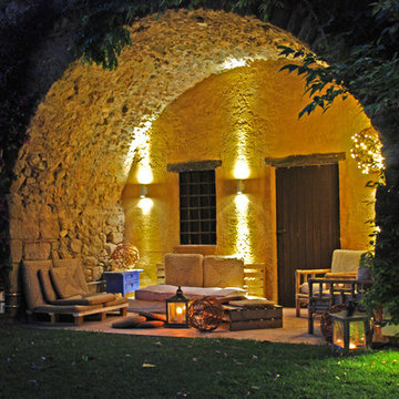 Iluminación Exterior. Un potche cn zona chill out en un arco.