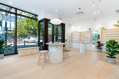 Ejemplo de despacho nórdico pequeño con paredes blancas, suelo de madera clara, escritorio independiente y suelo beige