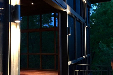 Example of a mid-sized trendy brown one-story wood exterior home design in Louisville