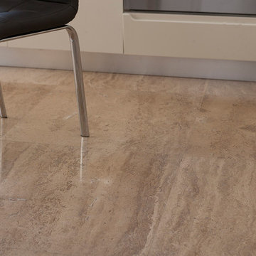 Countryside kitchen:latte travetine floor whith flexible slate