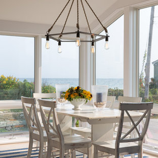 ポートランド(メイン)の中サイズのビーチスタイルのLDKの画像 (白い壁、淡色無垢フローリング)