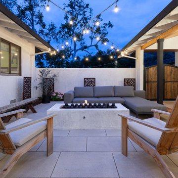Outdoor Paradise: Pool, Fire Features & Lounge Area