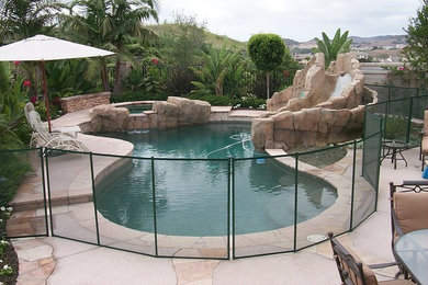 На фото: бассейн среднего размера в классическом стиле