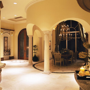 Geschlossenes, Großes Mediterranes Esszimmer ohne Kamin mit beiger Wandfarbe und Travertin in Miami