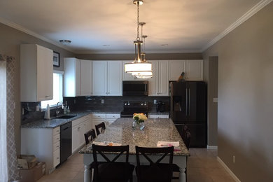 Kitchen - traditional kitchen idea in St Louis