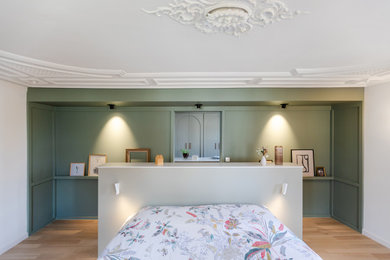 Cette image montre une chambre traditionnelle avec parquet clair et boiseries.