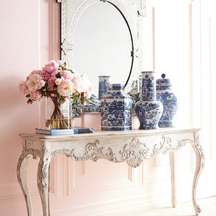 Idee per un ingresso boho chic con pareti rosa, pavimento in legno verniciato e pavimento beige