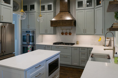 Example of a kitchen design in Atlanta