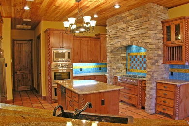 Kitchen - traditional kitchen idea in Dallas