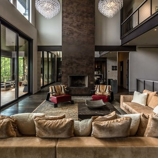 Idéer för stora funkis allrum med öppen planlösning, med beige väggar, mörkt trägolv, en standard öppen spis, en spiselkrans i metall och brunt golv