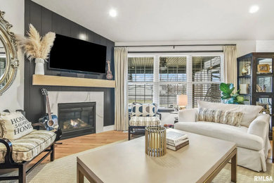 Example of a transitional living room design in St Louis