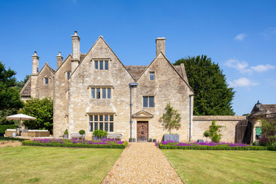 Elegant home design photo in Wiltshire