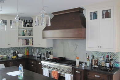 Kitchen - traditional kitchen idea in Boston