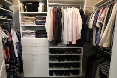 Inspiration for a transitional closet remodel in New York