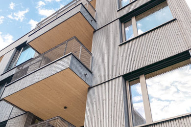 Vierstöckiges Modernes Haus mit grauer Fassadenfarbe in Stuttgart