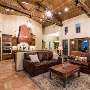 Imagen de salón para visitas abierto, mediterráneo, con paredes blancas y suelo naranja